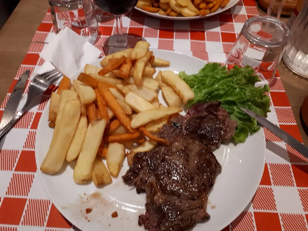 Piece Du Boucher Entrecôte Cuisson Saignante Frites Pomme de Terre Et Frite de Patates Douces